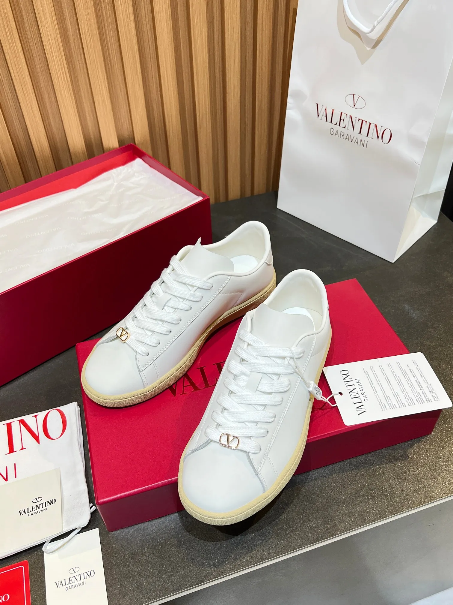 [Valentino] P: 640💰 Couple style, size: women 35-40▪️men 39-44 (45. Customized) Valentino VLTN casual shoes 2025 latest moral training shoes I can't put it down. Seiko details of cowhide sneakers, retro fashion, simple and advanced, casual matching. 1:1 restoration! Top luxury masterpiece, lace-up design, soft and comfortable imported calfskin brings excellent and elegant texture and excellent foot comfort. Top purchasing version upper: imported calfskin surface/original oil edge process + printing process. Inner lining: water-dyed cowhide lining. Outsole: original development 𝐓𝐏𝐔 two-color combination outsole. Packaging: full package with original configuration.